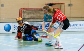 Floorball ist ein torreiches Spiel, hier geht es zwischen den Damen aus Augsburg/Nürnberg und München zur Sache. Doch welche Torgröße ist für die jüngeren Altersklassen die richtige? (Quelle: Finkenzeller)